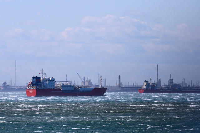 Iran muốn thu phí tàu thuyền đi qua eo biển Hormuz- Ảnh 1.