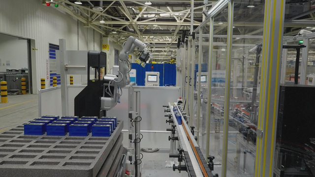 Trung Quốc: Robot hình người bắt đầu làm việc tại nhà máy - Ảnh 1.