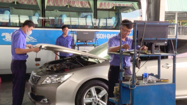 Các cơ sở đăng kiểm thông thoáng trong ngày thứ hai áp dụng quy trình kiểm định mới - Ảnh 4.