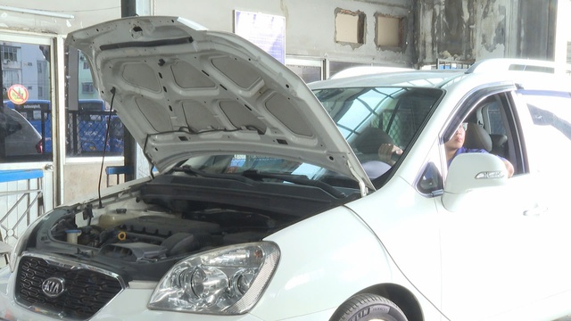 Các cơ sở đăng kiểm thông thoáng trong ngày thứ hai áp dụng quy trình kiểm định mới - Ảnh 1.