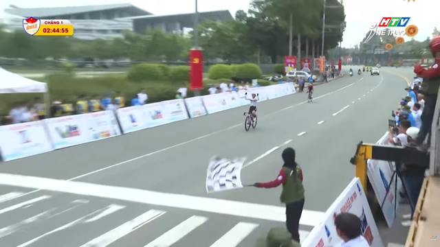 Khai màn UCI Biwase 2026 - Nỗ lực ấn tượng của 2 tay đua ngoại - Ảnh 2.