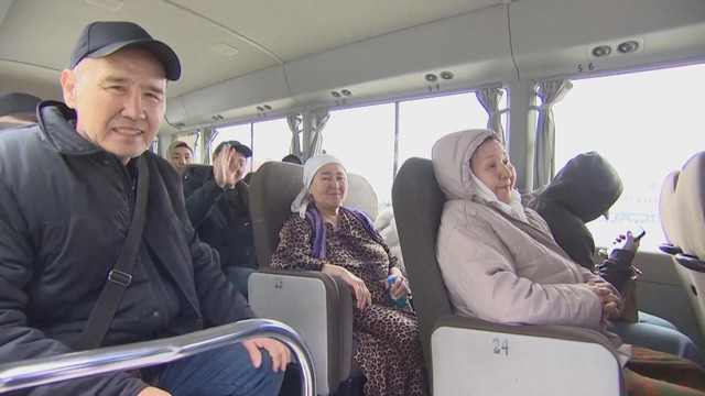 Nhiều nước gấp rút đưa công dân mắc kẹt ở vùng chiến sự về  - Ảnh 1.