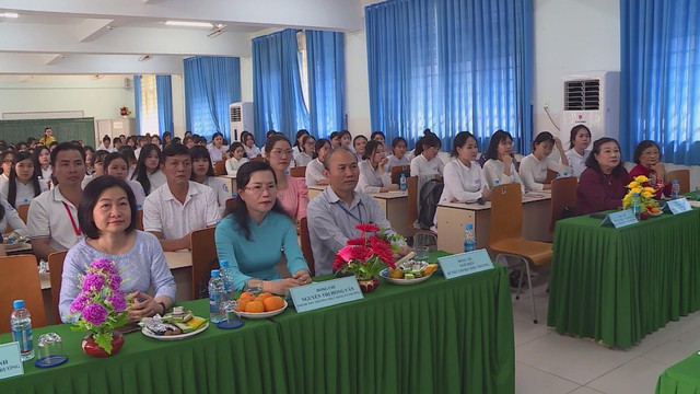 “Lá phiếu kết nối các thế hệ”: Tiếp lửa trách nhiệm công dân cho nữ sinh lần đầu đi bầu cử- Ảnh 1.