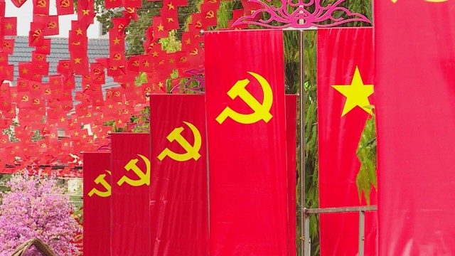 “Lá phiếu kết nối các thế hệ”: Tiếp lửa trách nhiệm công dân cho nữ sinh lần đầu đi bầu cử- Ảnh 3.