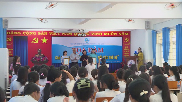 “Lá phiếu kết nối các thế hệ”: Tiếp lửa trách nhiệm công dân cho nữ sinh lần đầu đi bầu cử- Ảnh 5.