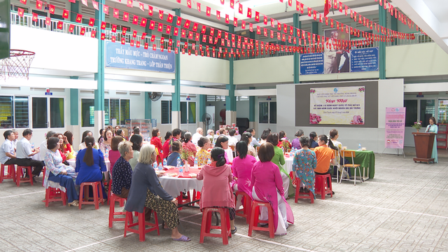 Phụ nữ phường Bình Thạnh ôn truyền thống 8/3, tìm hiểu ứng cử viên trước ngày bầu cử - Ảnh 1.