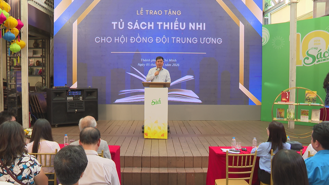 Trao tặng 2.000 cuốn sách thiếu nhi, lan tỏa văn hóa đọc đến thế hệ trẻ - Ảnh 1.