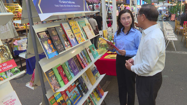 Trao tặng 2.000 cuốn sách thiếu nhi, lan tỏa văn hóa đọc đến thế hệ trẻ - Ảnh 3.