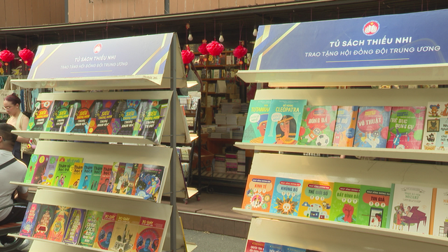 Trao tặng 2.000 cuốn sách thiếu nhi, lan tỏa văn hóa đọc đến thế hệ trẻ - Ảnh 4.