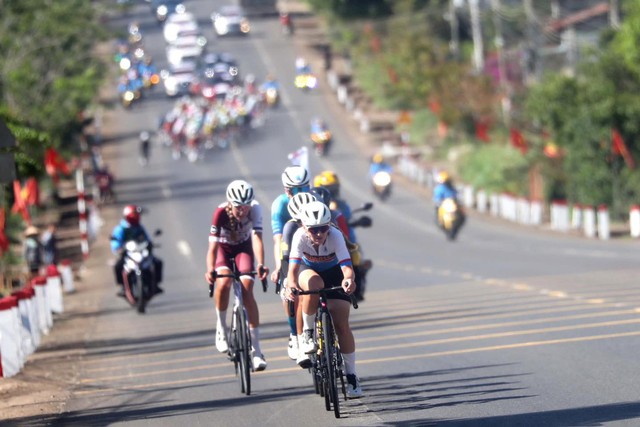 Áo vàng đổi chủ sau chặng 4 BIWASE Tour of Vietnam 2026 - Ảnh 1.