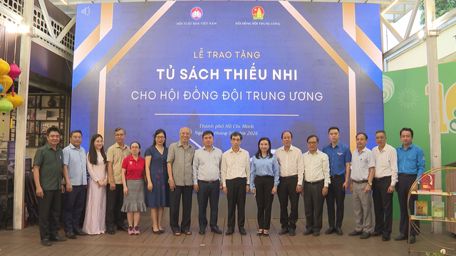 Trao tặng 2.000 cuốn sách thiếu nhi, lan tỏa văn hóa đọc đến thế hệ trẻ - Ảnh 7.