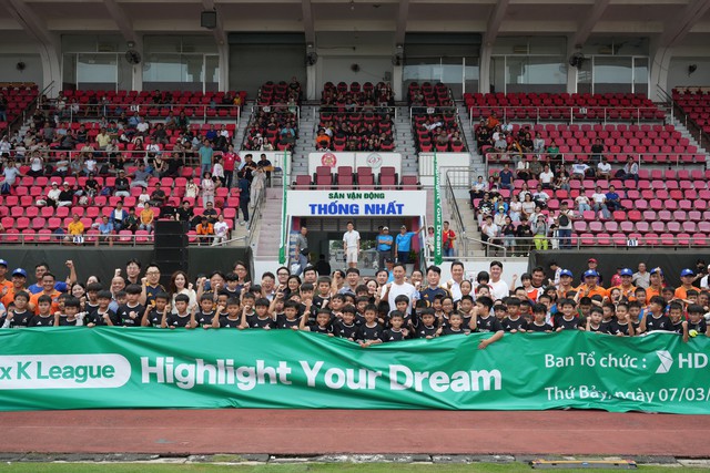 Ngày hội bóng đá HD tại TP.HCM: HLV Kim Sang Sik truyền cảm hứng cho cầu thủ nhí - Ảnh 1.