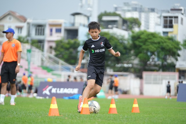 Ngày hội bóng đá HD tại TP.HCM: HLV Kim Sang Sik truyền cảm hứng cho cầu thủ nhí - Ảnh 2.