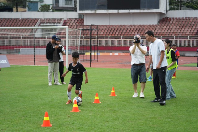 Ngày hội bóng đá HD tại TP.HCM: HLV Kim Sang Sik truyền cảm hứng cho cầu thủ nhí - Ảnh 5.