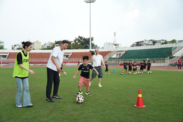Ngày hội bóng đá HD tại TP.HCM: HLV Kim Sang Sik truyền cảm hứng cho cầu thủ nhí - Ảnh 4.