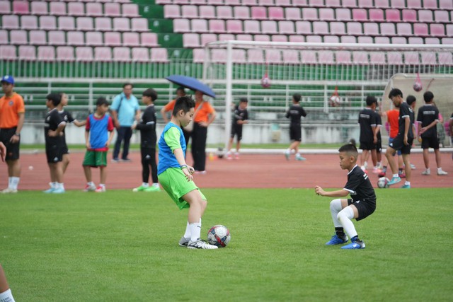 Ngày hội bóng đá HD tại TP.HCM: HLV Kim Sang Sik truyền cảm hứng cho cầu thủ nhí - Ảnh 3.