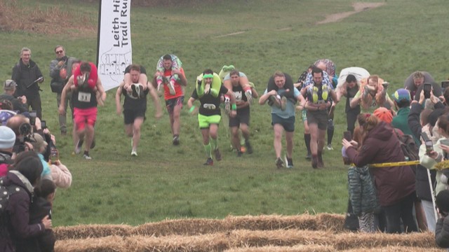 Vui nhộn cuộc thi cõng vợ tại Anh  - Ảnh 2.