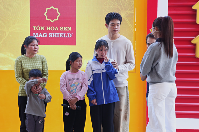 Đức Phúc tiếp sức cho cô bé mồ côi mê học tiếng Trung - Ảnh 2.