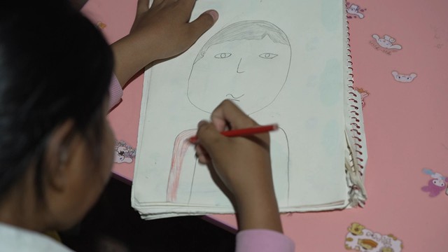 Đức Phúc tiếp sức cho cô bé mồ côi mê học tiếng Trung - Ảnh 1.