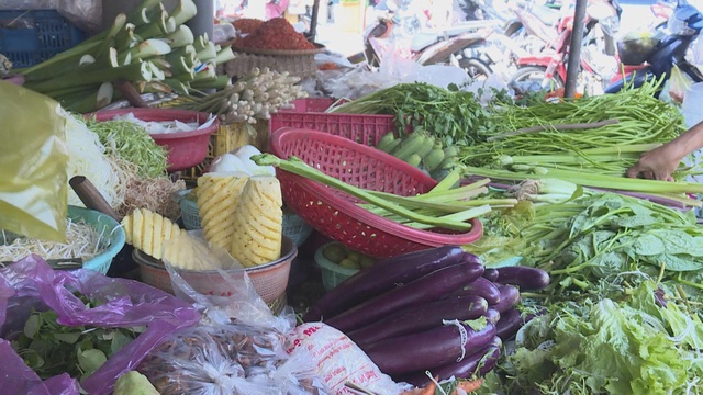 Vươn khơi - Ngày 1/4/2026 | Tiểu thương chủ động thích ứng trước sức mua giảm - Ảnh 1.