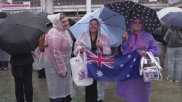 Dưới cơn mưa như trút nước, BTS sung sức khởi động chuyến lưu diễn Arirang- Ảnh 1. Dưới cơn mưa như trút nước, BTS sung sức khởi động chuyến lưu diễn Arirang- Ảnh 1.