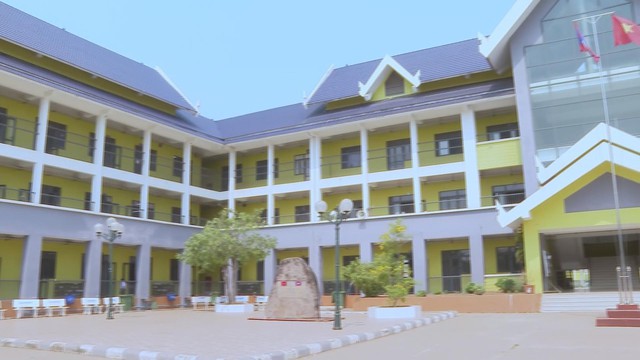 Gieo chữ tiếng Việt nơi đất bạn: Mái trường thắm tình hữu nghị Việt - Lào - Ảnh 1.