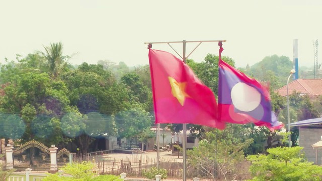 Gieo chữ tiếng Việt nơi đất bạn: Mái trường thắm tình hữu nghị Việt - Lào - Ảnh 8.