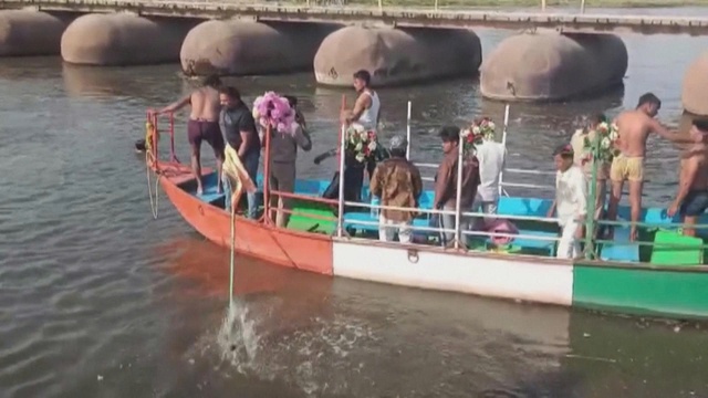 Ấn Độ: Lật thuyền trên sông, ít nhất 10 người thiệt mạng - Ảnh 1.