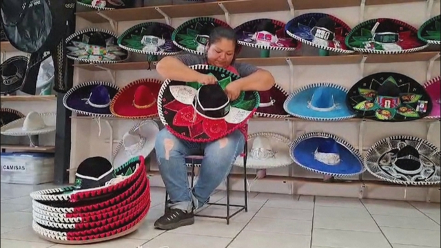 Mexico: Nón sombrero đầy sắc màu mừng World Cup - Ảnh 2.