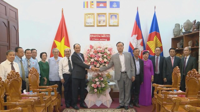 Thắt chặt tình hữu nghị Việt Nam - Lào - Campuchia nhân dịp Tết cổ truyền- Ảnh 1. Thắt chặt tình hữu nghị Việt Nam - Lào - Campuchia nhân dịp Tết cổ truyền- Ảnh 1.