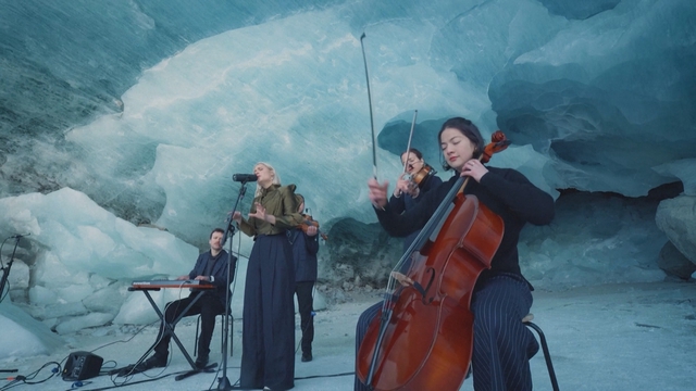 Độc đáo biểu diễn âm nhạc trong hang băng ở Thụy Sĩ - Ảnh 1.