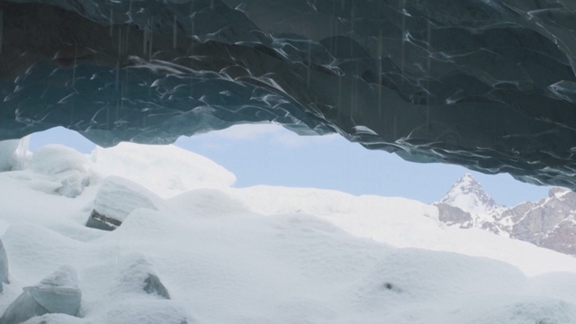 Độc đáo biểu diễn âm nhạc trong hang băng ở Thụy Sĩ - Ảnh 2.