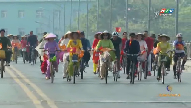 Sắc thắm cố đô: Người dân diễu hành rực rỡ, Lê Văn Động thắng lớn chặng phong trào- Ảnh 1.