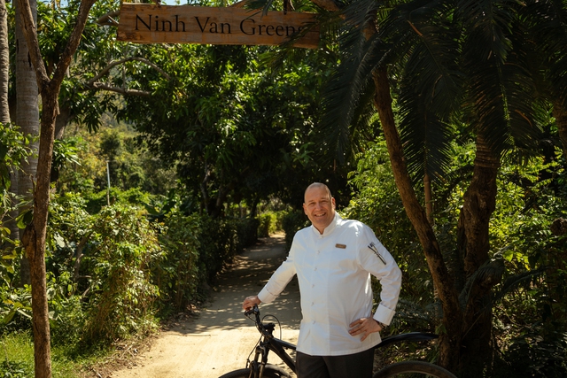 Đầu bếp 40 năm kinh nghiệm về Việt Nam, “làm mới” ẩm thực tại Six Senses Ninh Vân Bay - Ảnh 2.