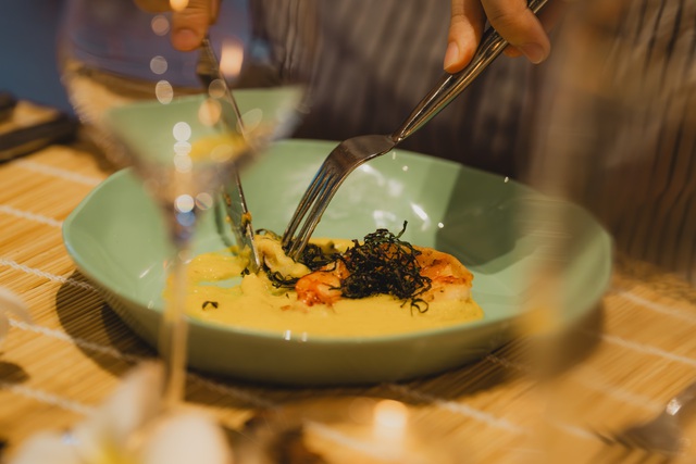 Đầu bếp 40 năm kinh nghiệm về Việt Nam, “làm mới” ẩm thực tại Six Senses Ninh Vân Bay - Ảnh 4.