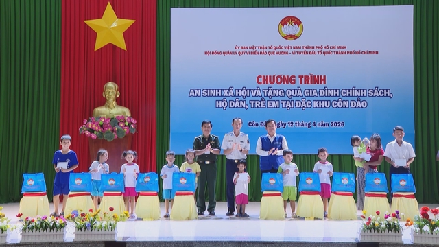 Ấm áp nghĩa tình TP. Hồ Chí Minh dành cho quân dân huyện đảo Côn Đảo - Ảnh 4.