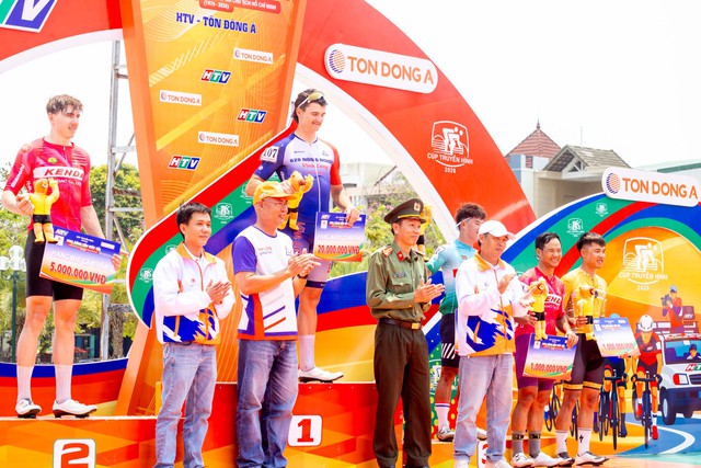 Ảnh đẹp chặng 11 Cúp Truyền hình 2026: Giữa miền Trung nắng gió- Ảnh 12.