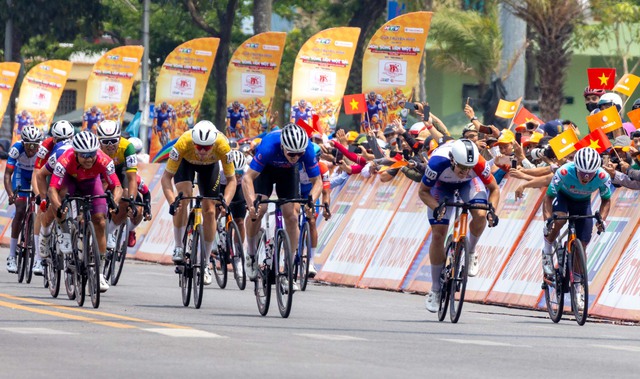 Ảnh đẹp chặng 11 Cúp Truyền hình 2026: Giữa miền Trung nắng gió- Ảnh 7.