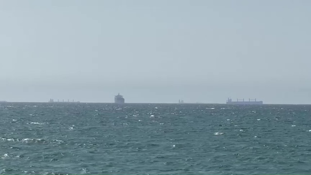 Tàu dầu vượt Eo biển Hormuz bất chấp lệnh phong tỏa của Mỹ - Ảnh 2.