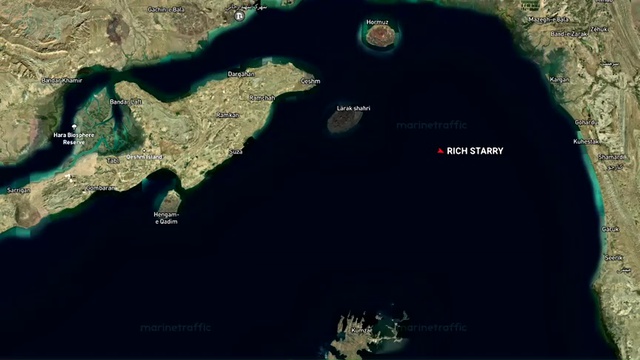 Tàu dầu vượt Eo biển Hormuz bất chấp lệnh phong tỏa của Mỹ - Ảnh 1.