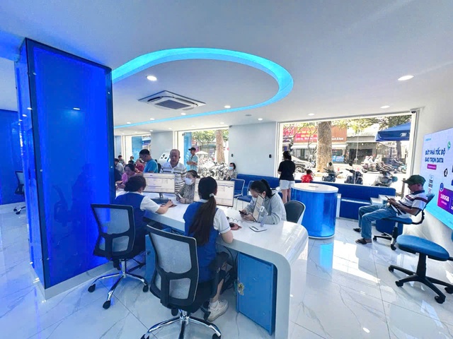 VinaPhone dốc toàn lực hỗ trợ người dân chuẩn hoá thông tin thuê bao di động - Ảnh 3.