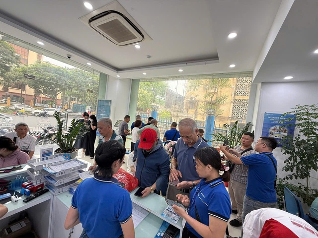 VinaPhone dốc toàn lực hỗ trợ người dân chuẩn hoá thông tin thuê bao di động - Ảnh 2.