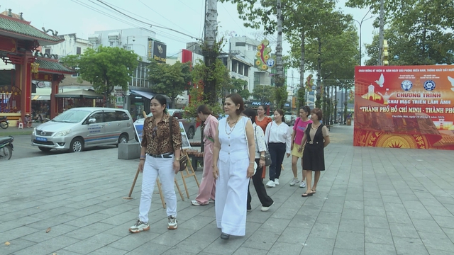 Triển lãm ảnh lan tỏa tình yêu với TP. Hồ Chí Minh- Ảnh 1. Triển lãm ảnh lan tỏa tình yêu với TP. Hồ Chí Minh- Ảnh 1.