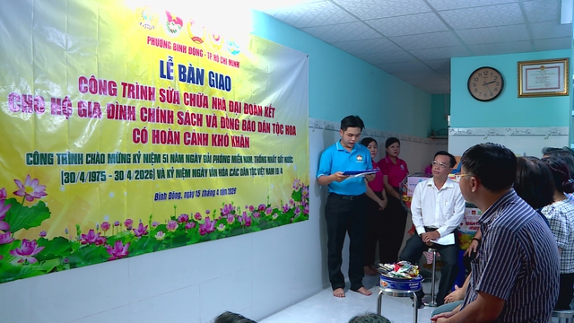 Phường Bình Đông bàn giao 2 nhà Đại đoàn kết cho hộ khó khăn - Ảnh 1.
