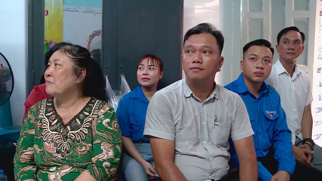 Phường Bình Đông bàn giao 2 nhà Đại đoàn kết cho hộ khó khăn - Ảnh 2.