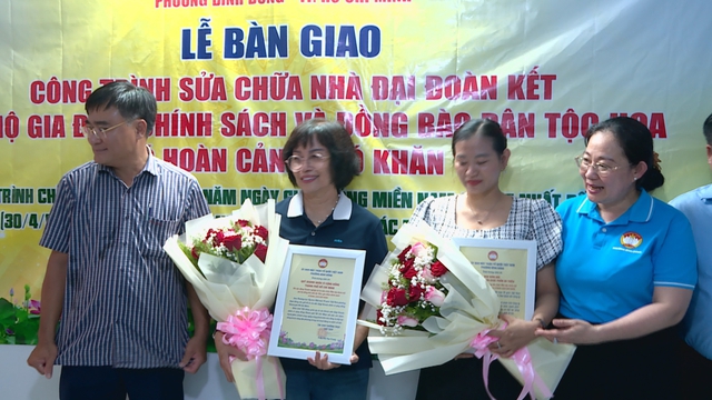 Phường Bình Đông bàn giao 2 nhà Đại đoàn kết cho hộ khó khăn - Ảnh 3.