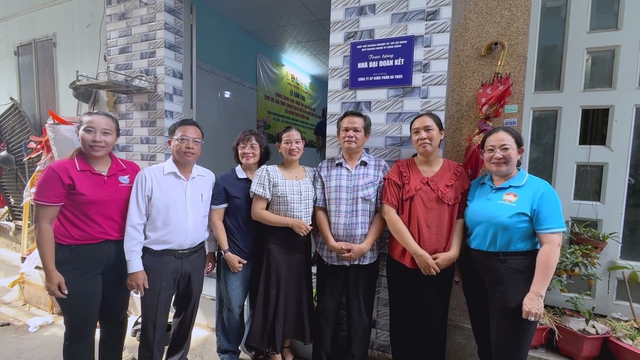 Phường Bình Đông bàn giao 2 nhà Đại đoàn kết cho hộ khó khăn - Ảnh 4.