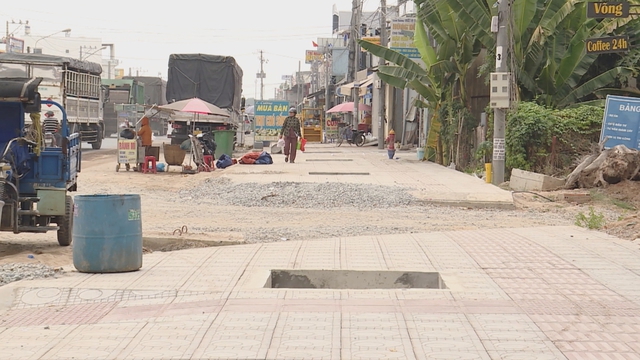 Nhiều hố trồng cây không che chắn trên đường Lý Tự Trọng, tiềm ẩn nguy cơ mất an toàn - Ảnh 1.