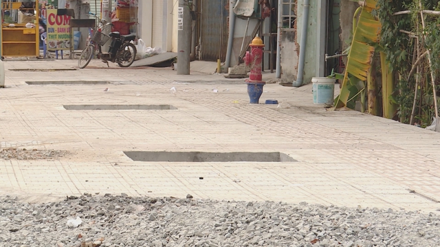 Nhiều hố trồng cây không che chắn trên đường Lý Tự Trọng, tiềm ẩn nguy cơ mất an toàn - Ảnh 2.