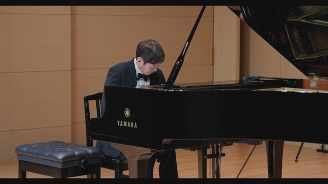 Vượt qua di chứng đột quỵ, nghệ sĩ piano Lee Hun tỏa sáng trên sân khấu - Ảnh 1.